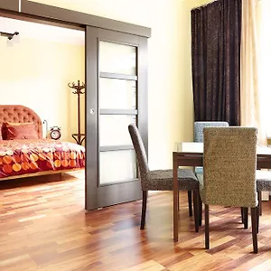 Lovely Funky Flat Near Royal Park Apartment